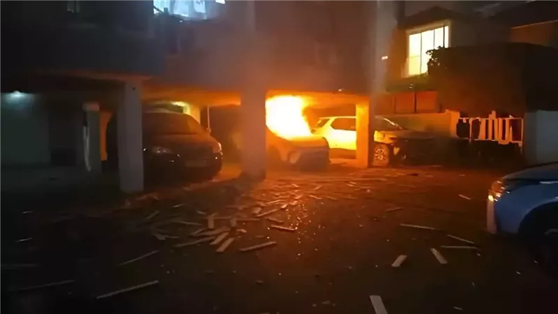 سيارة تحترق جراء القصف الإيراني على تل أبيب