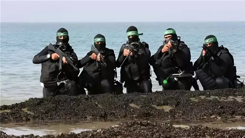 عناصر من الوحدة البحرية التابعة لحركة 