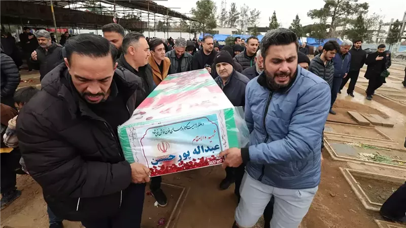 خلال تشييع جنازة أحد قادة 