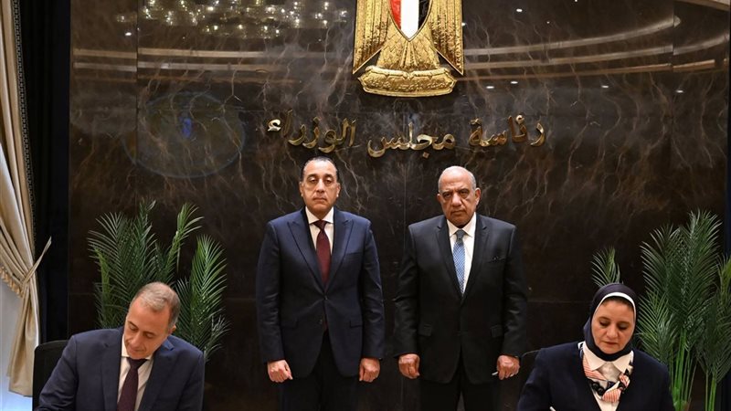 جانب من التوقيع 