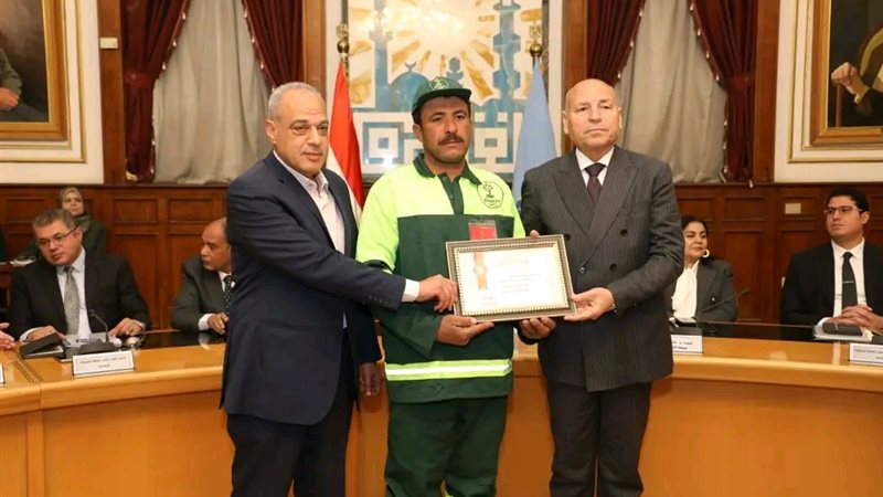 تكريم عامل نظافة 