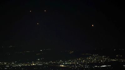 حزب الله يطلق دفعة صاروخية كثيفة على إسرائيل               