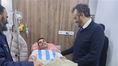 ممدوح عيد يزور محمد حمدي لاعب بيراميدز عقب تعرضة لبلع اللسان 
