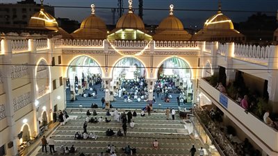 احتفالات العيد من أمام مسجد عمرو بن العاص بالقاهرة