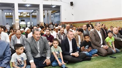  محافظ أسوان يؤدى صلاة عيد الفطر المبارك بمسجد النصر