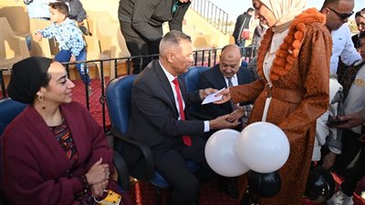 محافظ جنوب سيناء يتبادل التهاني مع المواطنين ويوزع العيديات والهدايا على الاطفال