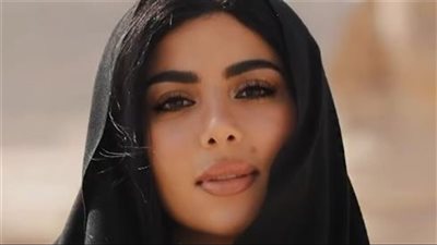 أمام الأهرامات.. كارولين عزمي تخطف الأنظار بإطلالة محتشمة من “رأس الأفعى”