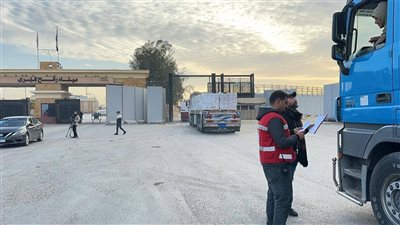 الهلال الأحمر يعزز إمداد غزة بسلال غذائية ومستلزمات شتوية عبر زاد العزة