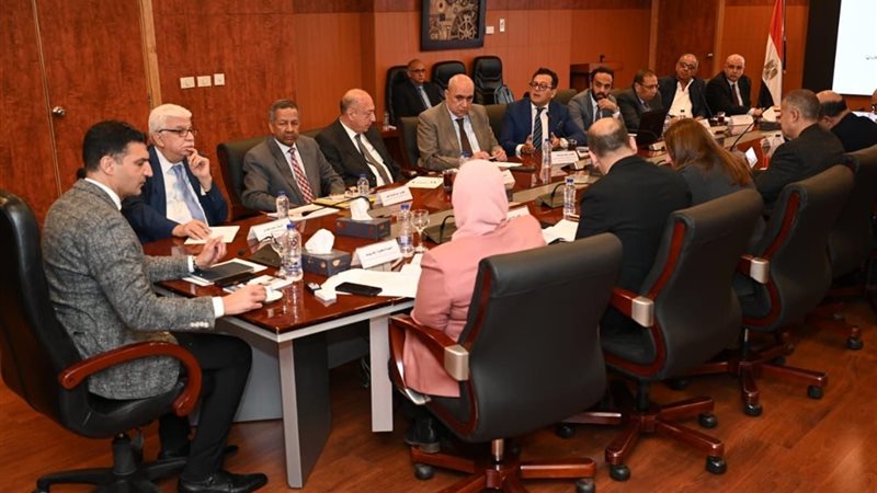 وزير الصناعة خلال اللقاء 
