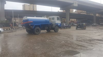 غيوم كثيفة وأمطار متوسطة تغرق شوارع القاهرة.. وانتشار سيارات شفط المياه