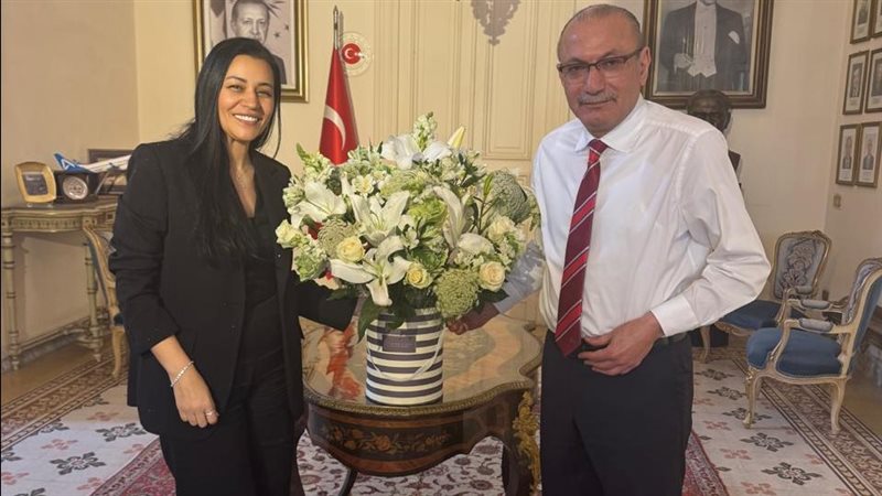 بتول عرفة في مقر السفارة التركية بالقاهرة