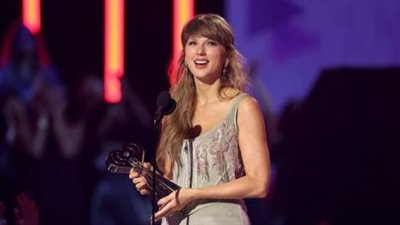 تايلور سويفت تتألق في iHeartRadio 2026..وأليكس وارن يخطف الأضواء بجائزة أغنية العام