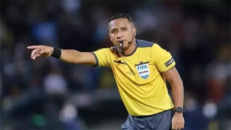  الحكم الدولي السلفادوري إيفان بارتون