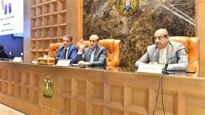 محافظ أسيوط يتابع ملفات تقنين أراضي الدولة والتصالح ويشدد على إزالة المتغيرات المكانية