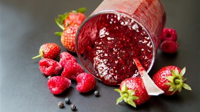 مربى الفراولة المنزلية.. ألذ من الجاهزة وبمكونات اقتصادية