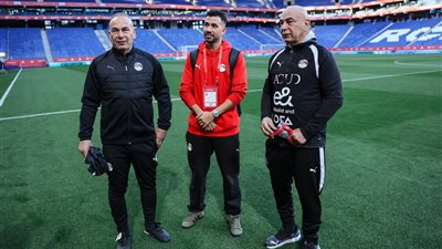 الجهاز الفني للمنتخب يتفقد أرضية ملعب 