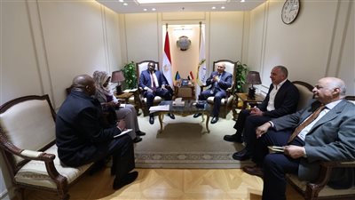 وزير النقل يبحث مع سفير تنزانيا سبل التعاون في النقل البحري والبنية التحتية