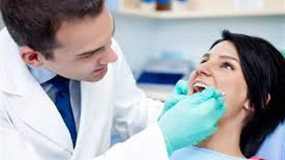 الصحة تحذر: إبلاغ طبيب الأسنان بالأمراض المزمنة والحساسية يحميك من المضاعفات