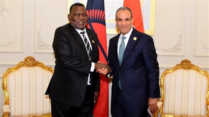 وزير الخارجية مع نظيره المالاوي