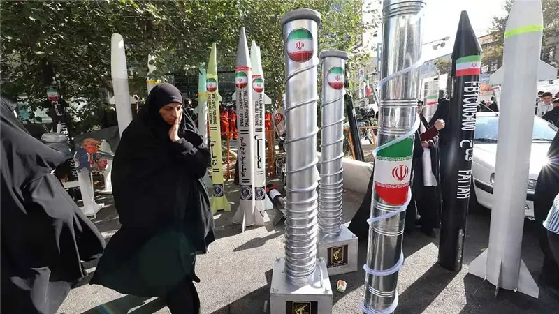 نماذج من أجهزة الطرد المركزي معروضة في طهران  