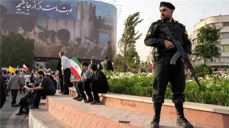 شرطي إيراني يؤمن فعالية شعبية في طهران 