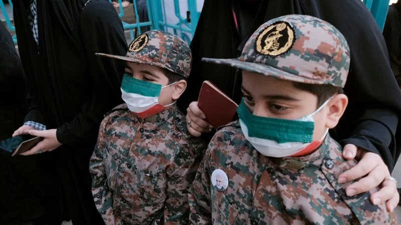 أطفال يرتدون زي الحرس الثوري الإيراني