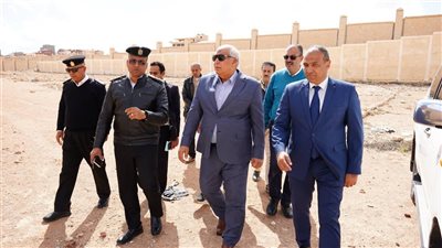 محافظ مطروح يتفقد مدخل المدينة ويطرح حلولًا عاجلة لتخفيف التكدسات الصيفية