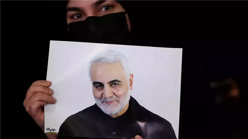 امرأة إيرانية تحمل صورة قاسم سليماني 