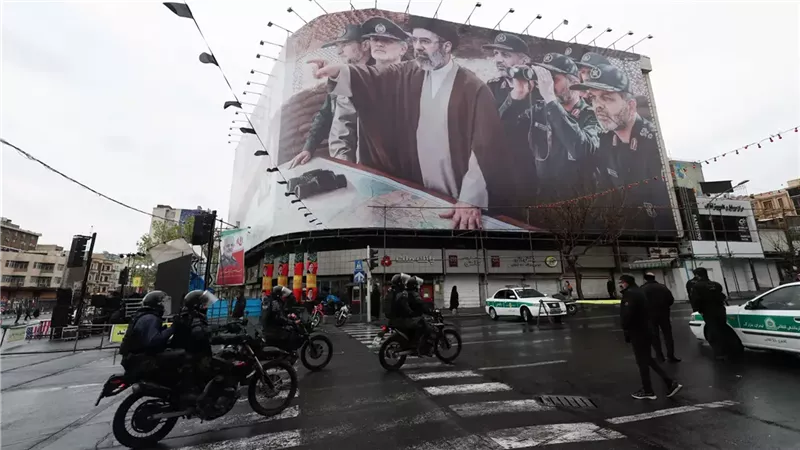 صور قادة إيران على جدارية وسط طهران 
