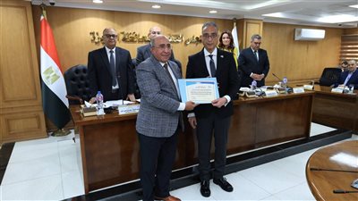 محافظ الجيزة يكرّم فرق المياه ومدن أكتوبر والشيخ زايد لتعاملها مع الطقس السيئ