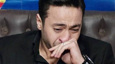 دموع حمادة هلال تتدفق بعد عرض فيديو والدته بالذكاء الاصطناعي