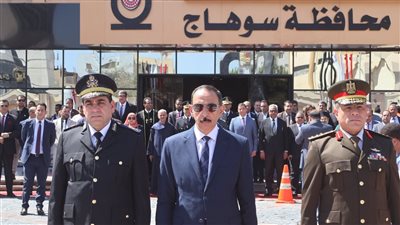 احتفالا بالعيد القومي 277.. محافظ سوهاج يضع إكليل الزهور على النصب التذكاري للشهداء