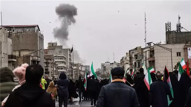 الدخان يتصاعد بعد غارة إسرائيلية على طهران