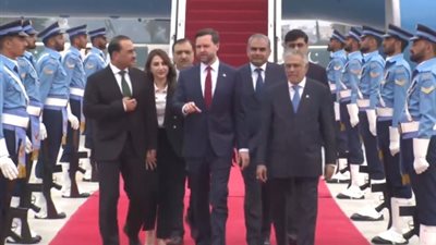 وصول نائب ترامب إلى إسلام آباد ولقاء لافت مع قائد الجيش الباكستاني