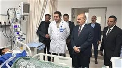 بين الألم والأمل.. محافظ السويس يزور «باسل» ضحية الكلاب الضالة
