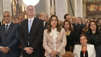 لحظة استثنائية داخل الكاتدرائية.. حضور وزاري وتهنئة خاصة