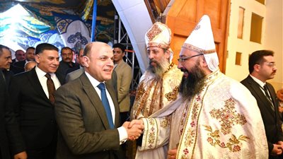 محافظ الغربية يشارك أقباط طنطا قداس القيامة ويؤكد قوة الوحدة الوطنية