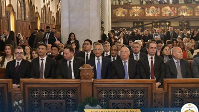 وزير شئون المجالس النيابية يشارك في قداس عيد القيامة ويهنئ البابا تواضروس