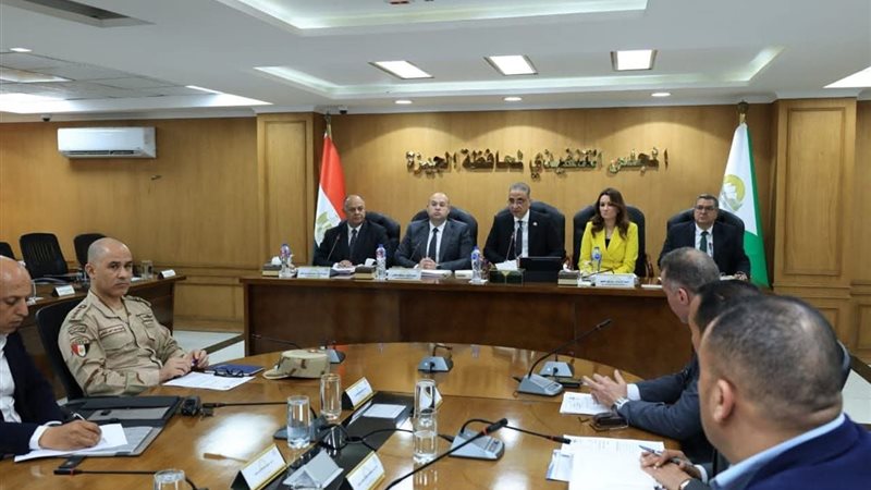 اجتماع محافظ الجيزة بقيادات المحافظة 