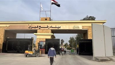 معبر رفح يستقبل دفعة جديدة من المصابين القادمين من غزة لتلقي العلاج