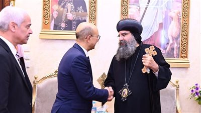 رئيس جامعة أسيوط يهنىء قداسة الأنبا بيسنتي بعيد القيامة