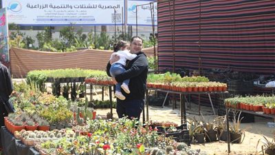 وزير الزراعة يتفقد معرض الزهور بالدقي ويقرر مده لنهاية مايو