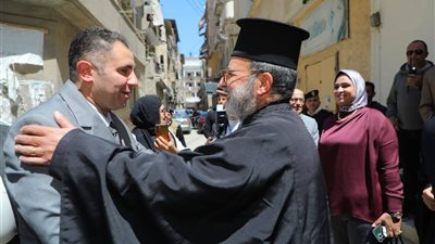 كلنا واحد.. محافظ دمياط يزور كنيسة الروم الأرثوذكس لتقديم التهنئة بعيد القيامة