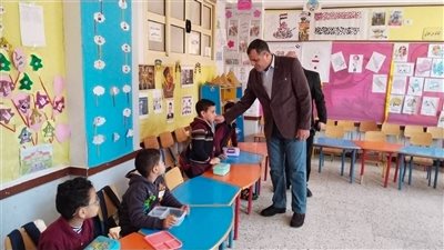 وكيل تعليم دمياط يختبر مهارات القراءة والكتابة لطلاب الصفوف الأولى