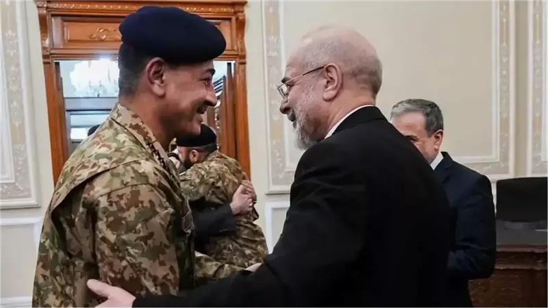 قاليباف خلال استقباله قائد الجيش الباكستاني 
