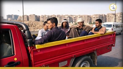 «النقل» تحذر: ركوب عربات غير مخصصة للركاب خطر يهدد الحياة