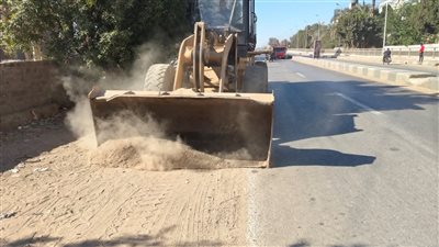 تمهيد الشوارع غير المرصوفة بقرية الواسطى ورفع المخلفات بمركز الفتح
