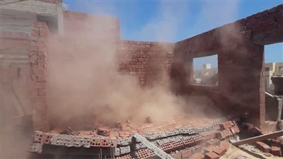 إزالة رووف مخالف بمنطقة عرابيا بمحافظة البحر الأحمر| صور 