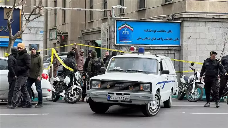أفراد من الشرطة أمام مبنى السلطة القضائية