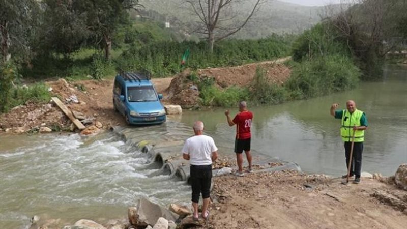 لبنانيون يعبرون نهر الليطاني للعودة إلى جنوب لبنان 